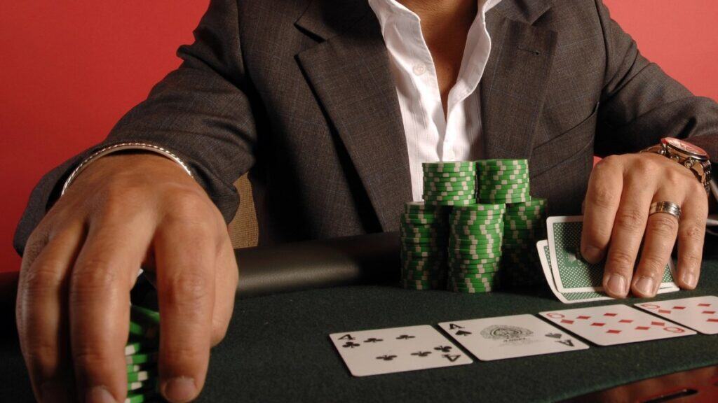 what is a straddle in poker